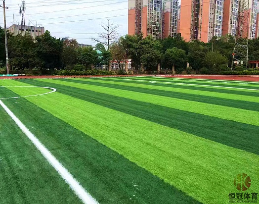 柳州哪里有人造草坪足球場(chǎng)建設(shè)廠家？柳州恒冠體育為你打造高端人造草坪足球場(chǎng)地